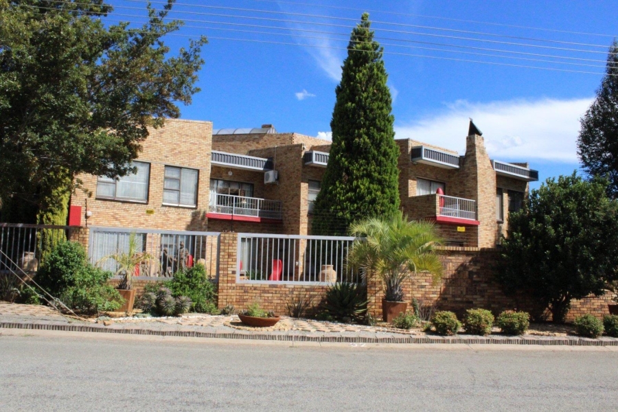 6 Bedroom Property for Sale in Van Der Hoff Park North West
